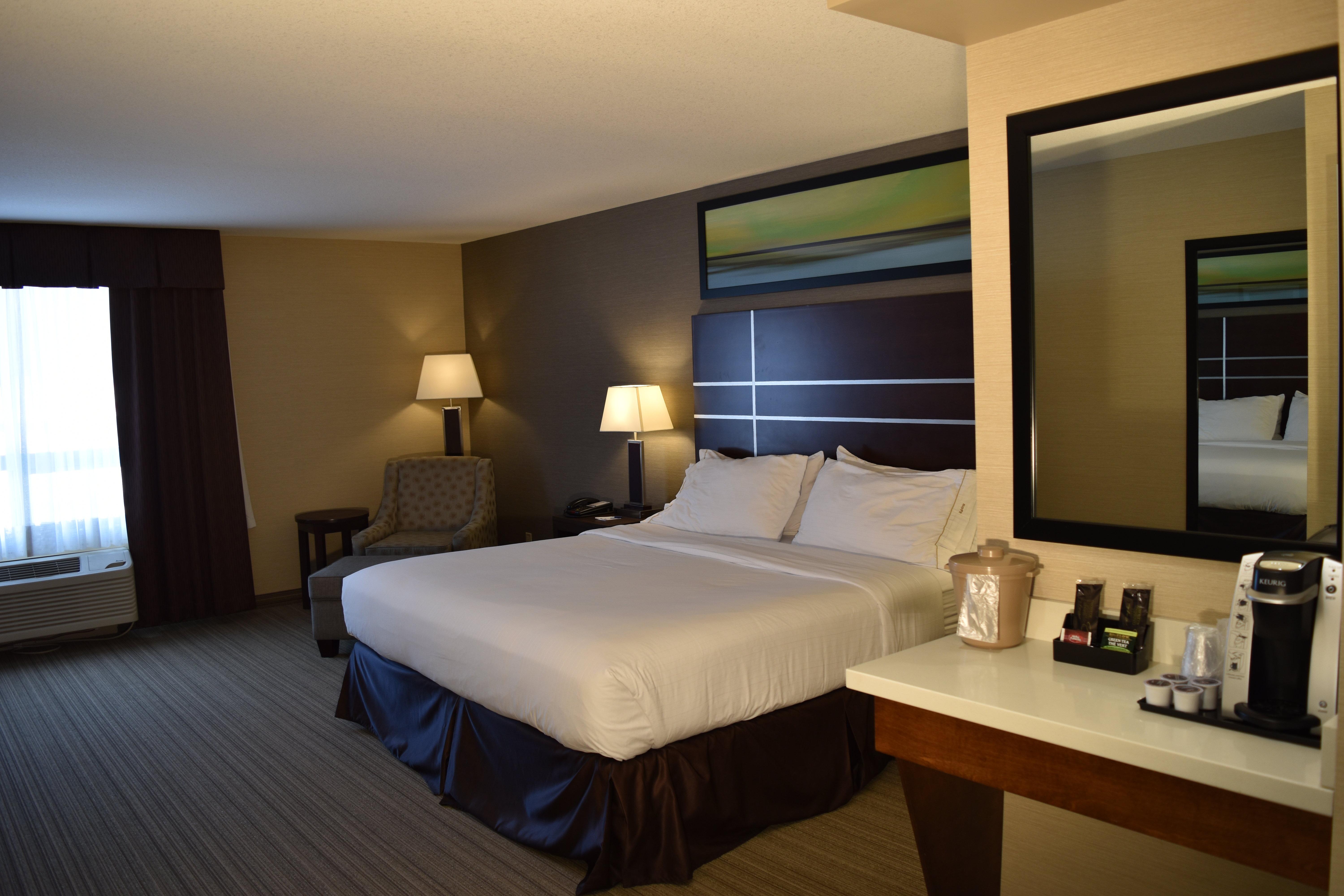 Express Golden-kicking Horse By Ihg Golden