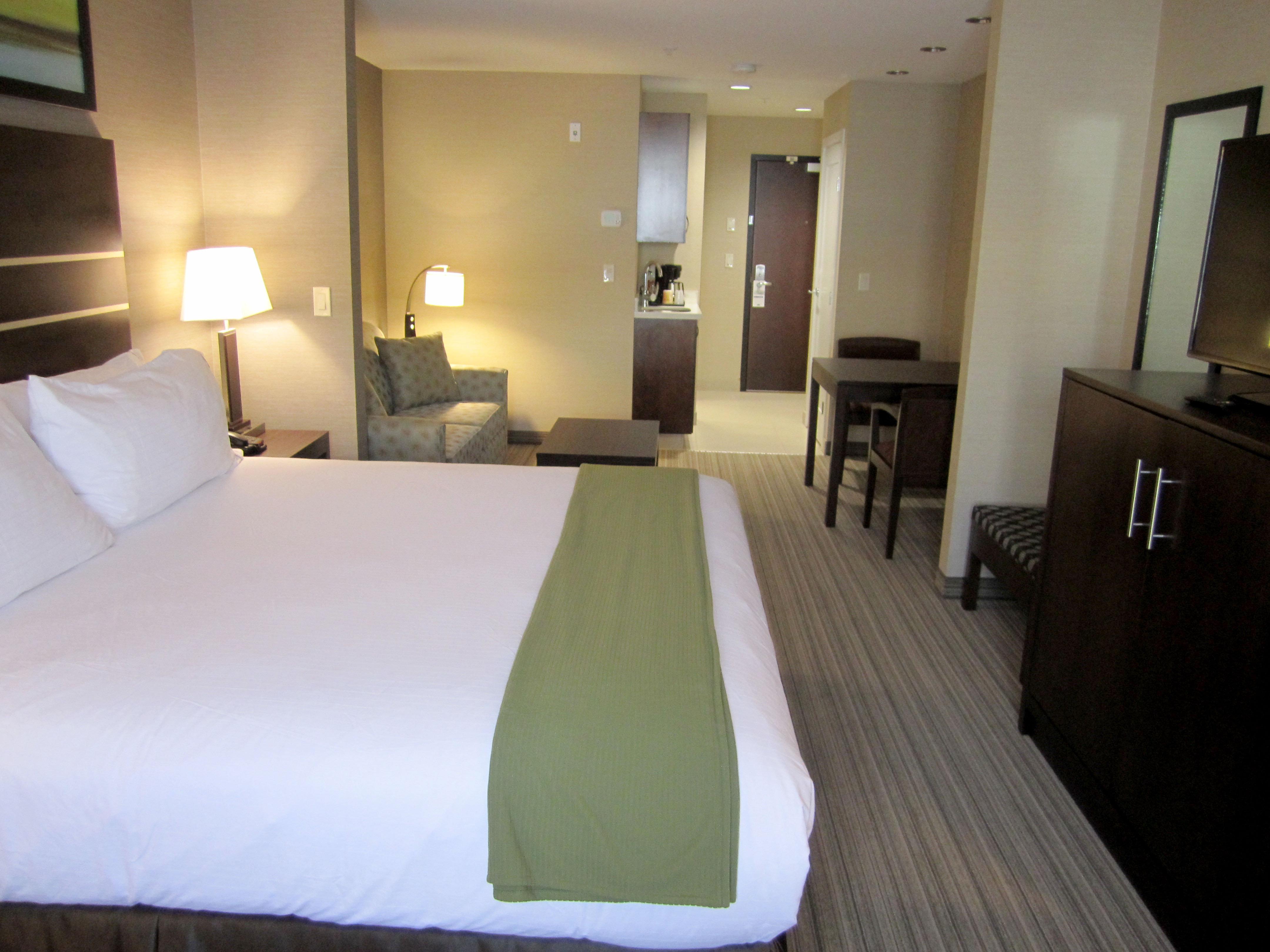 Express Golden-kicking Horse By Ihg