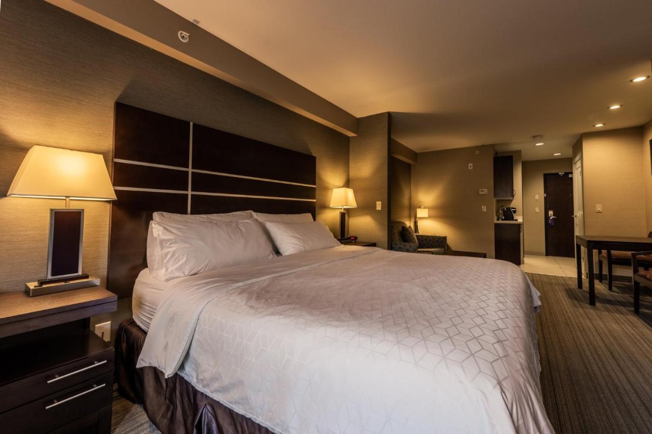 Express Golden-kicking Horse By Ihg Hotel Golden