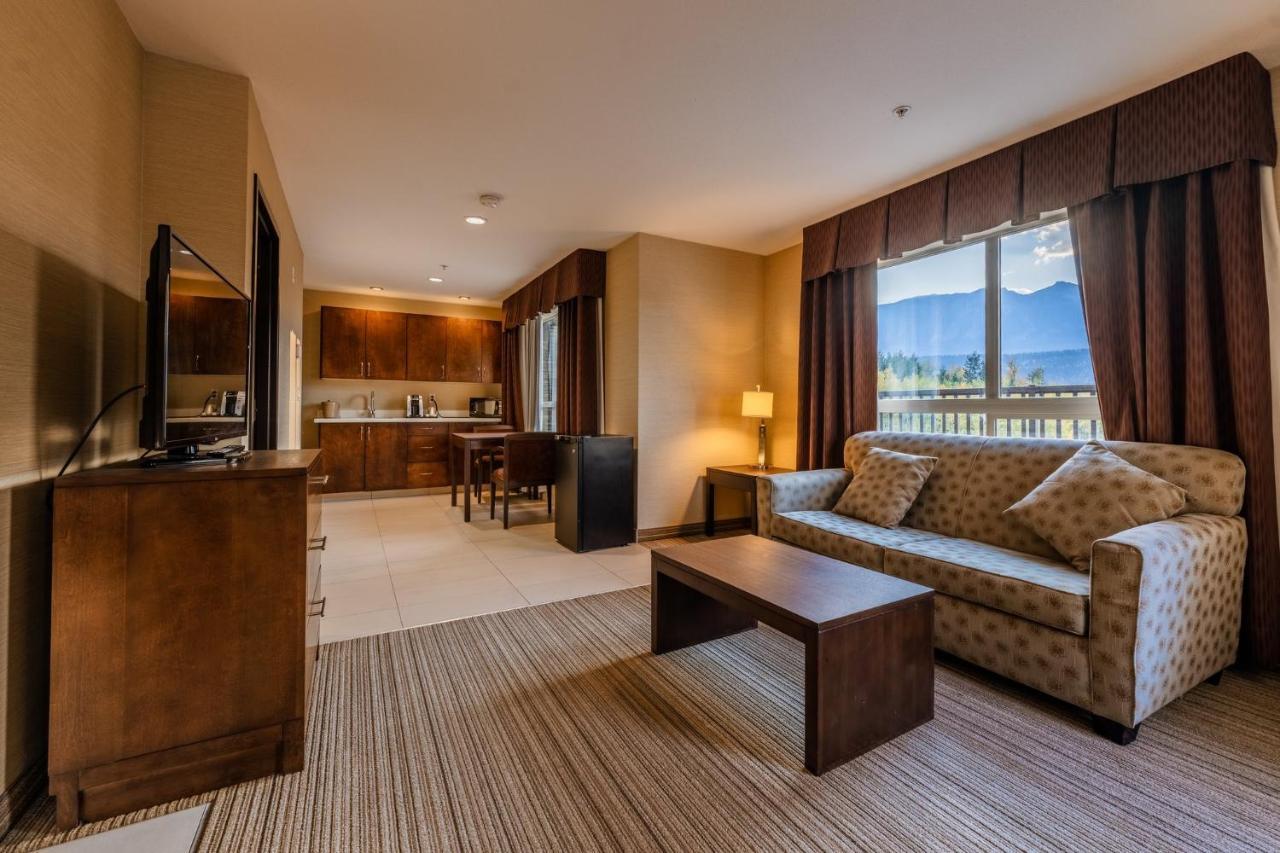 Express Golden-kicking Horse By Ihg