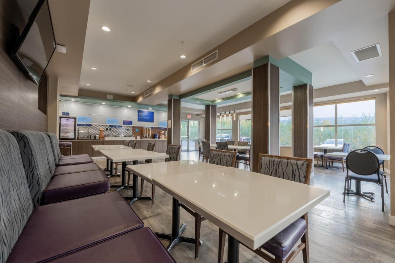 Express Golden-kicking Horse By Ihg 3* Golden