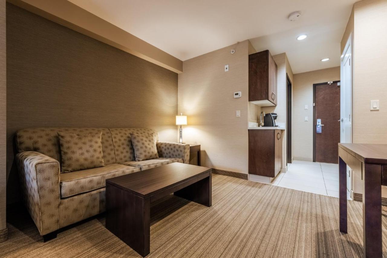 Express Golden-kicking Horse By Ihg 3*