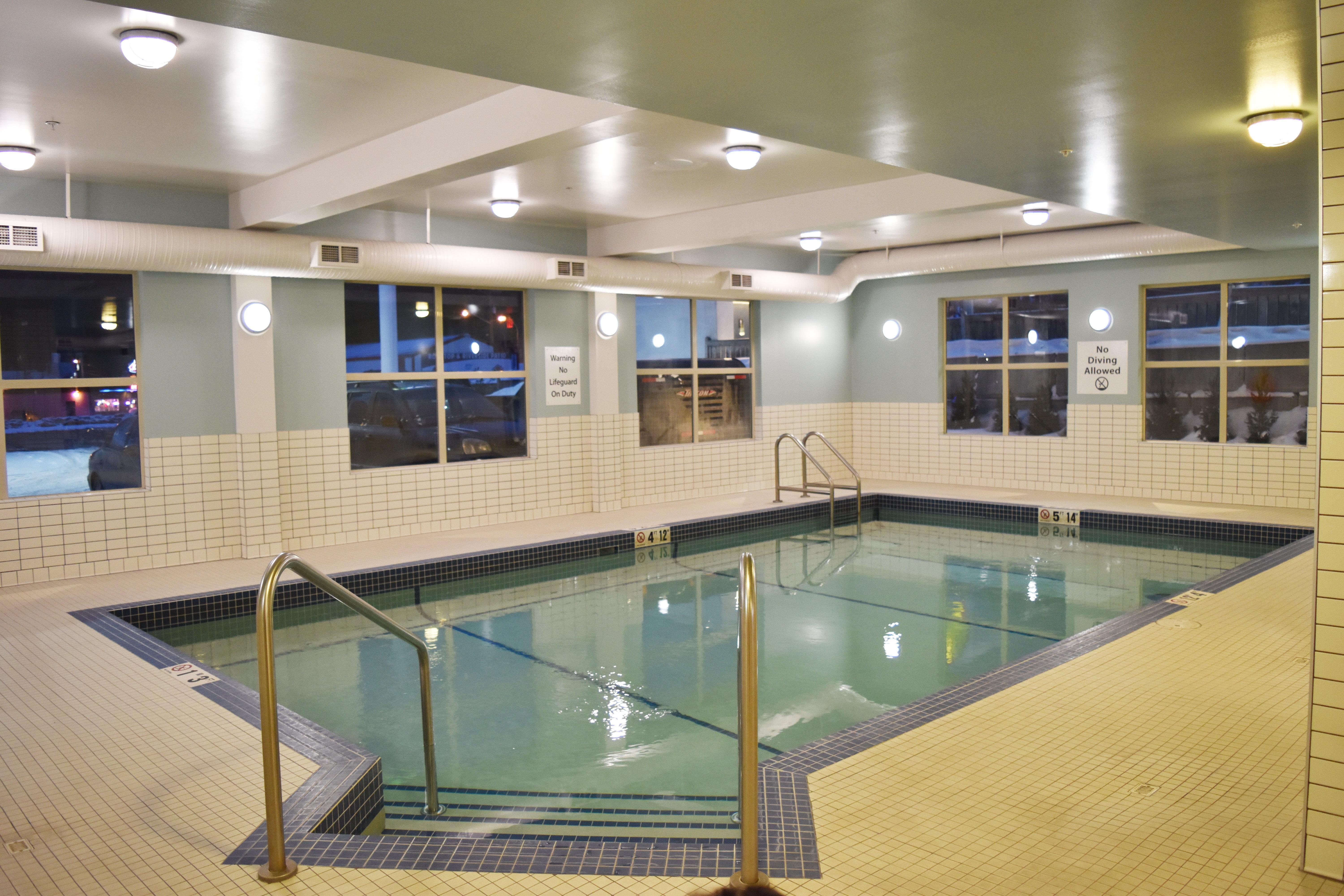 Express Golden-kicking Horse By Ihg 3* Golden