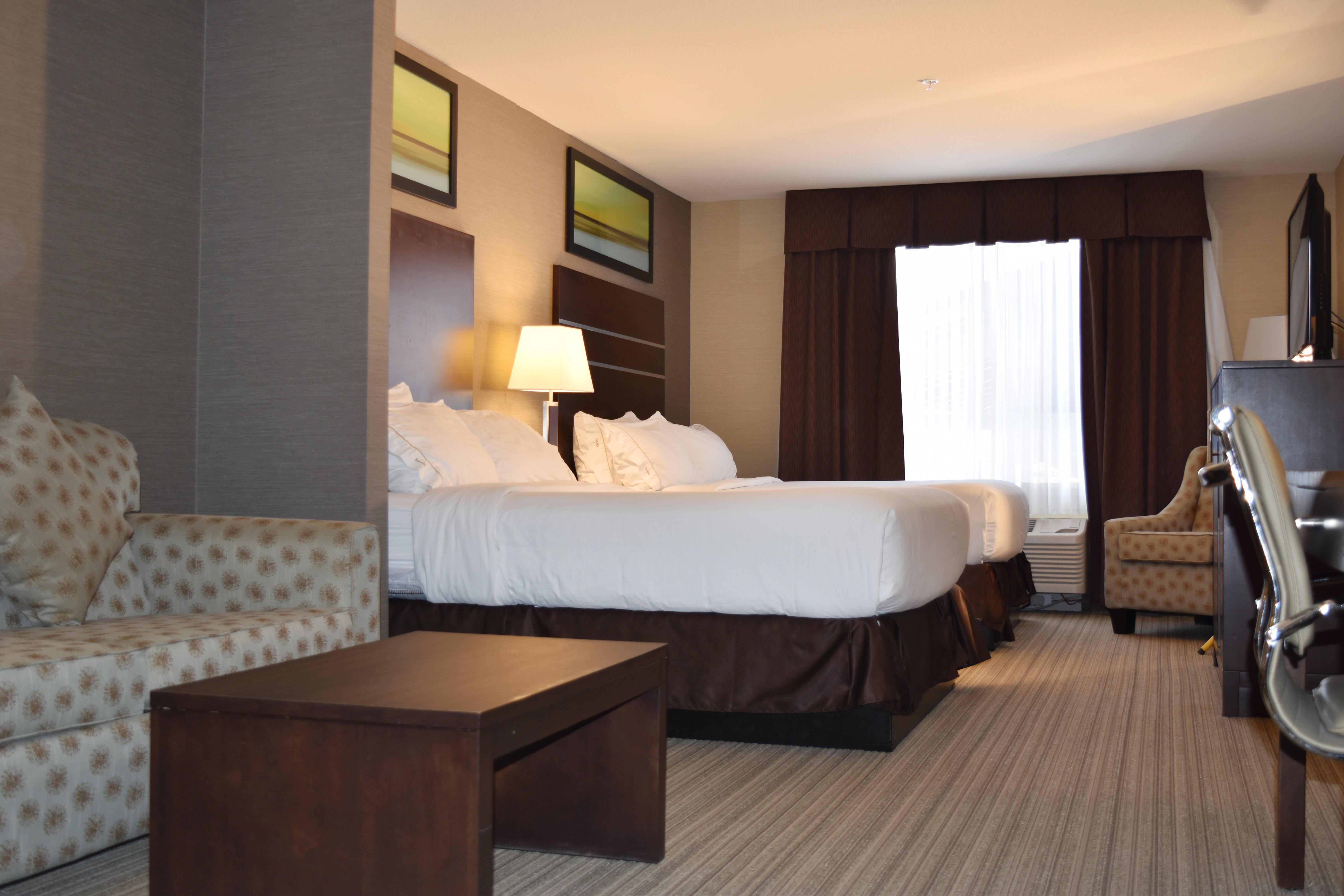 Express Golden-kicking Horse By Ihg 3* Golden
