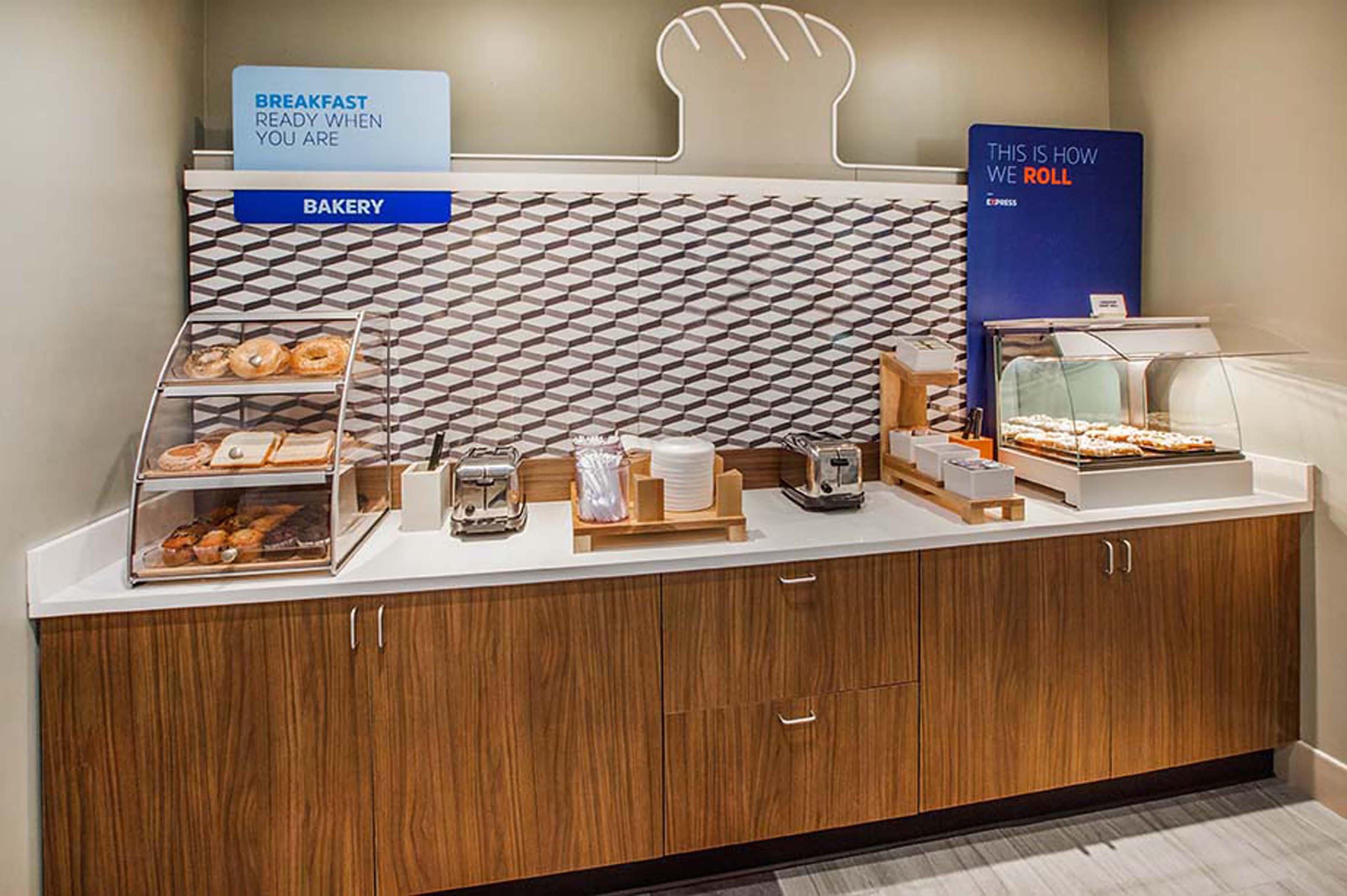 Express Golden-kicking Horse By Ihg 3*