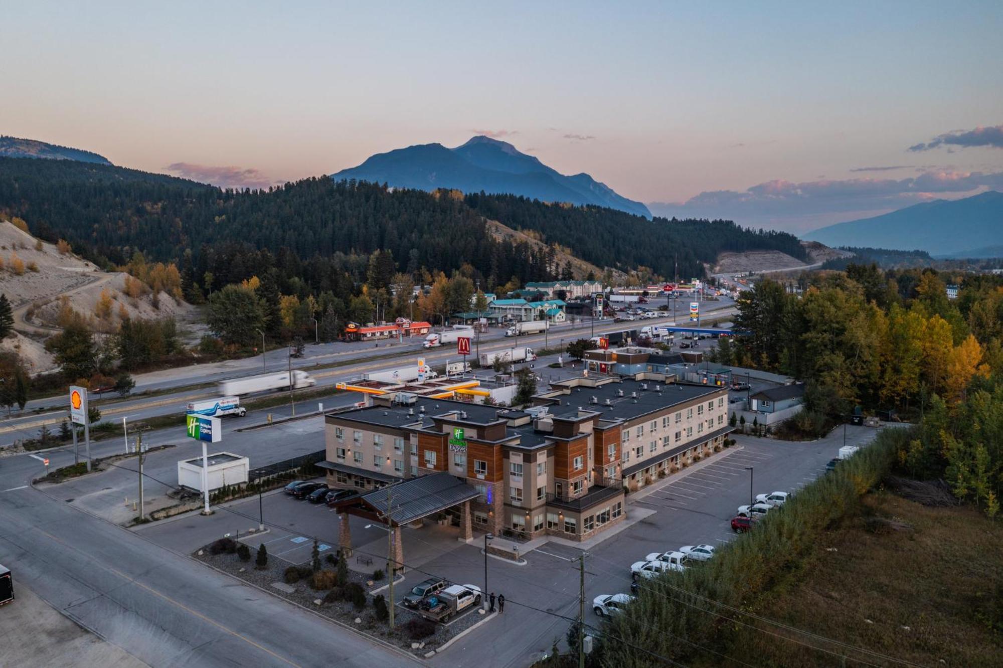 Express Golden-kicking Horse By Ihg Hotel