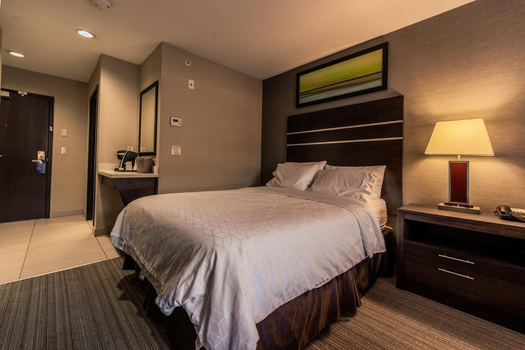 Hotel Express Golden-kicking Horse By Ihg Golden