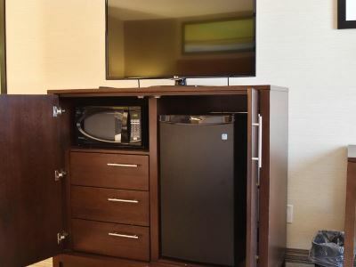 Express Golden-kicking Horse By Ihg 3* Golden