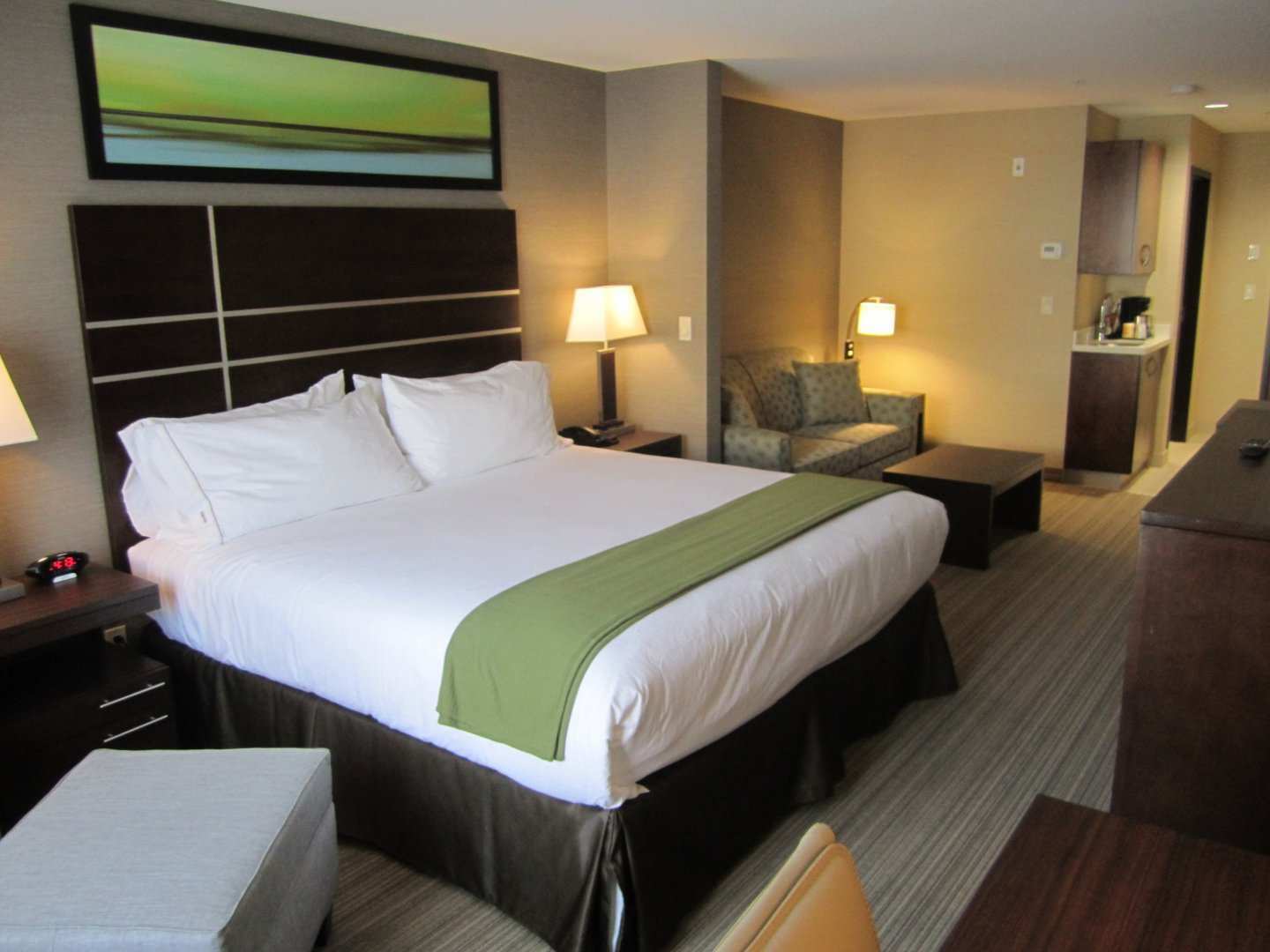 Express Golden-kicking Horse By Ihg 3*